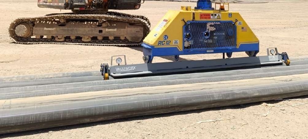 Izaje de línea HDPE con excavadora equipada con ventosas